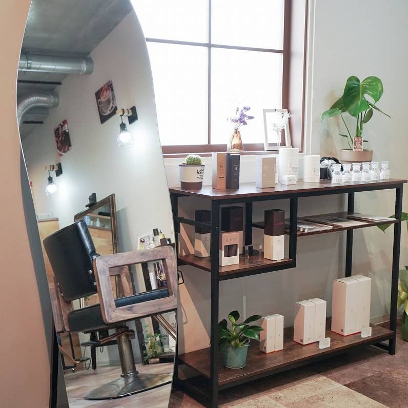 ダメージヘアやくせ毛の髪質改善・酸性ストレートが自慢。西宮北口スグのヘアサロン「re FREO」